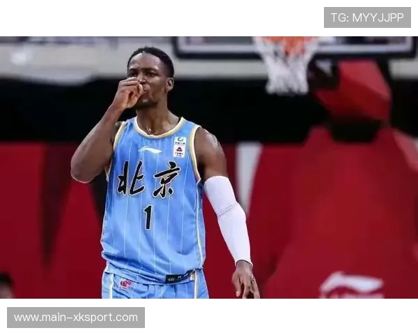 “老兵张庆鹏执教首秀，场边指挥尽显经验”